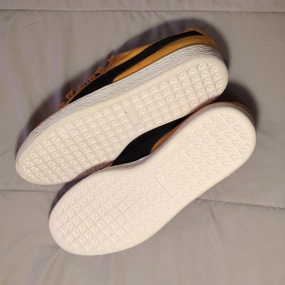 Puma Suede (10M) Orange and Black Sneakers - Picture 6 of 9